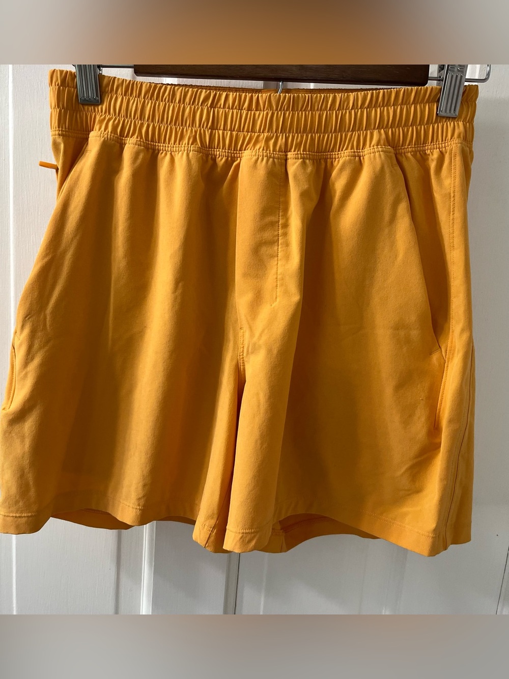 lululemon athletica Men's Pace Breaker Athletic Shorts. Size Small. Honeycomb